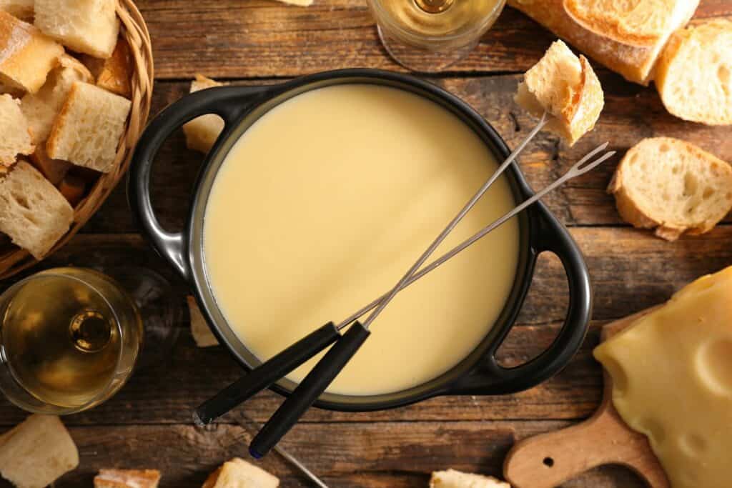  fondue pot with bread and cheese